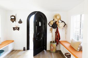 Entrada de casa con colgador de sombreros