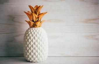 Piña de cerámica decorativa
