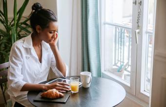 Mujer sentada en la mesa de comedor