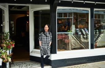 Mujer parada fuera de su boutique