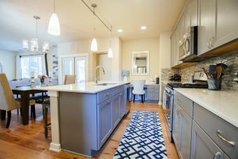 Cocina moderna con alfombra