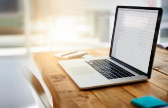 Computadora sobre el escritorio en la oficina