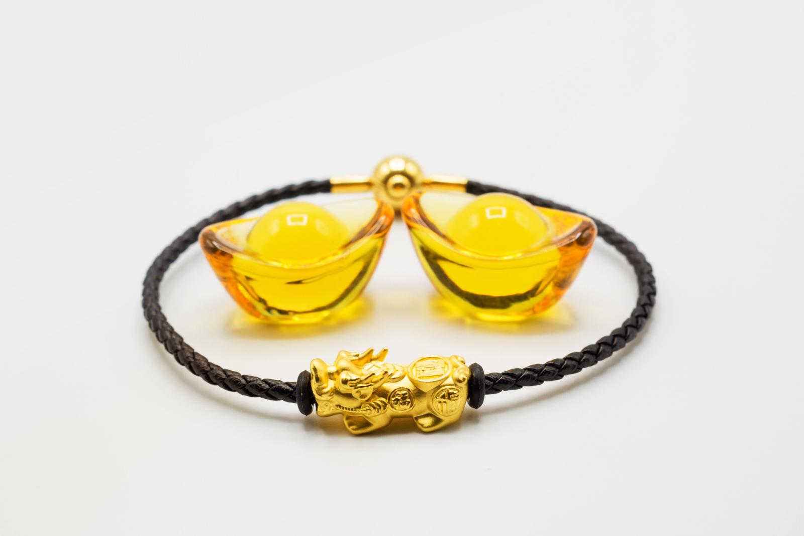 Pixiu de oro con pulsera negra