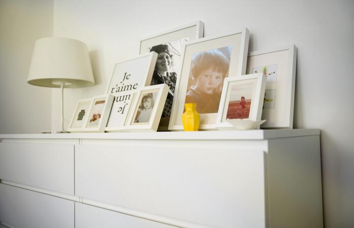 Fotografías de la familia sobre la mesa