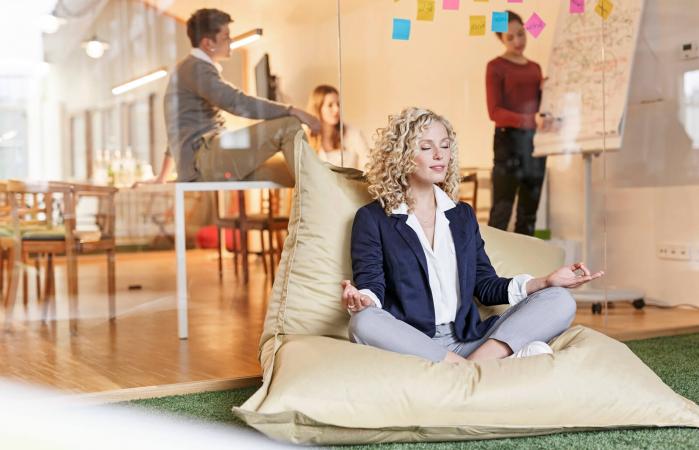 Mujer haciendo yoga en la oficina