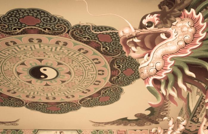 Símbolo del Yin Yang en el techo de templo chino