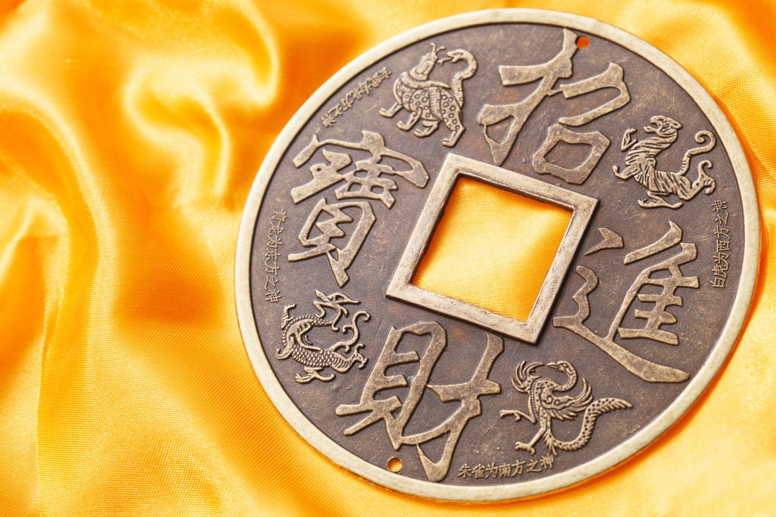 Moneda china en fondo amarillo