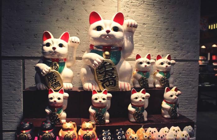 Estatuas de gatos afortunados