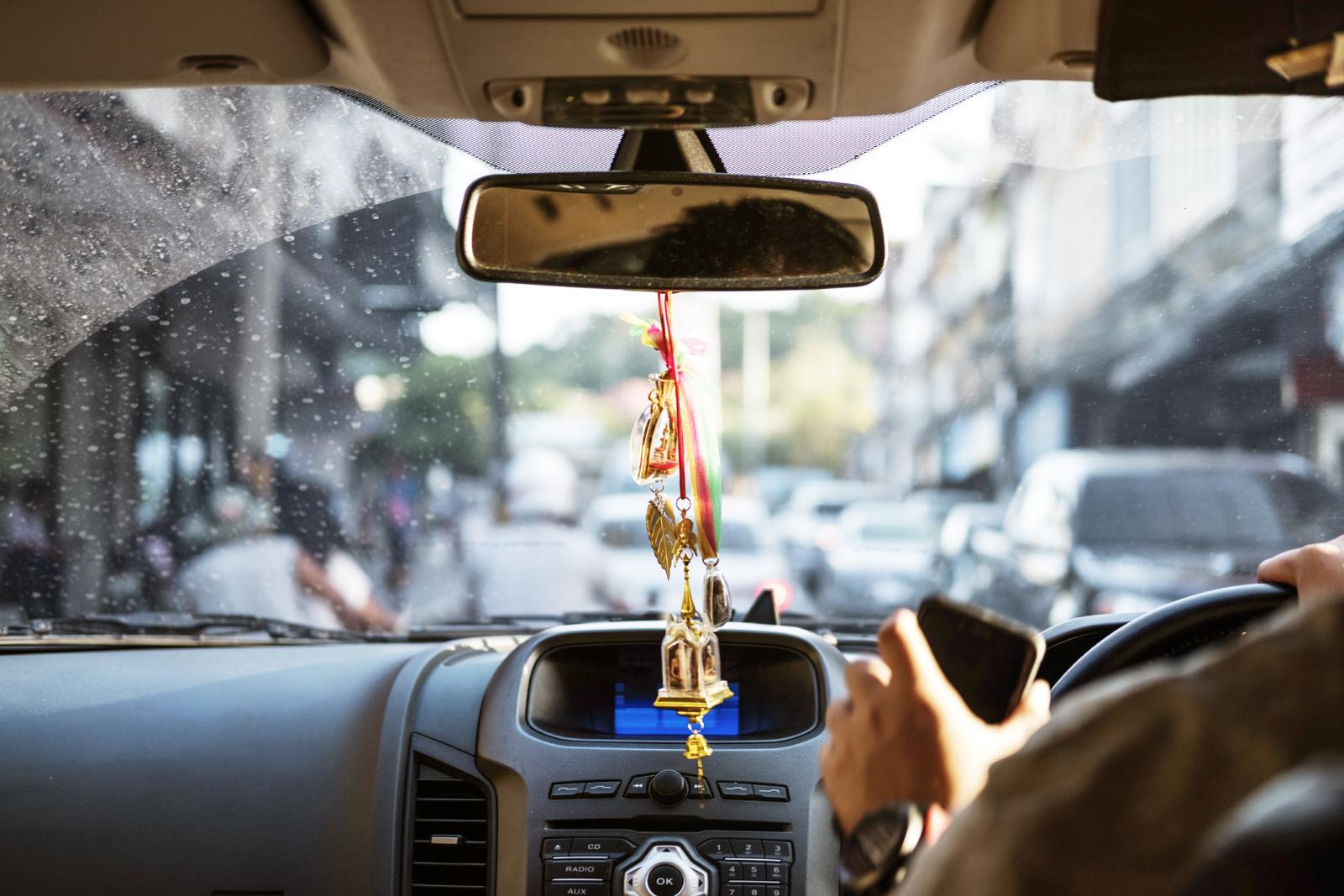 Amuletos feng shui colgados dentro del coche