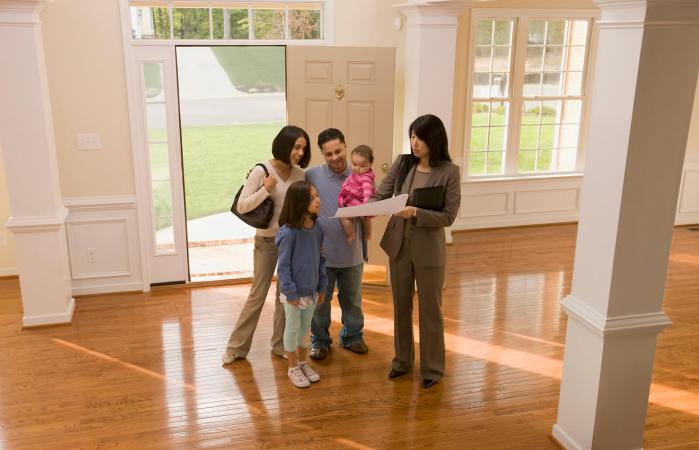 Familia examinando el plano de la casa