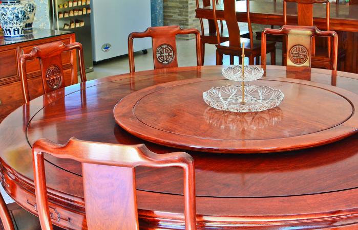 Mesa de comedor con centro de hilado
