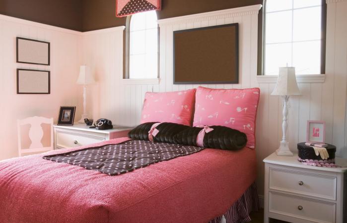Dormitorio de chica en marrón y rosa