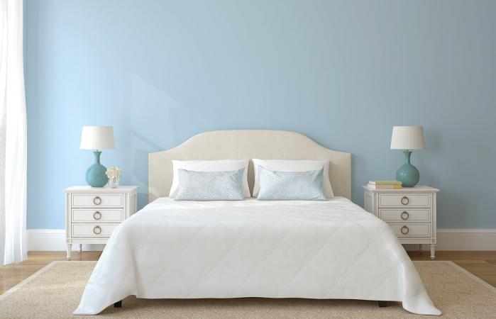 Muebles blancos de dormitorio con pared azul