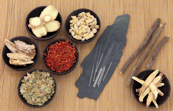 Varios remedios naturales con agujas de acupuntura en bambú