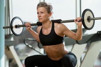 woman pressing weights