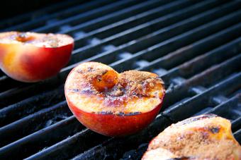 https://cf.ltkcdn.net/family/images/slide/314526-850x567-grilled-peachs.jpg