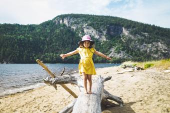 https://cf.ltkcdn.net/family/images/slide/314946-850x567-girl-at-beach.jpg