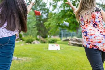 https://cf.ltkcdn.net/family/images/slide/314958-850x567-cornhole.jpg