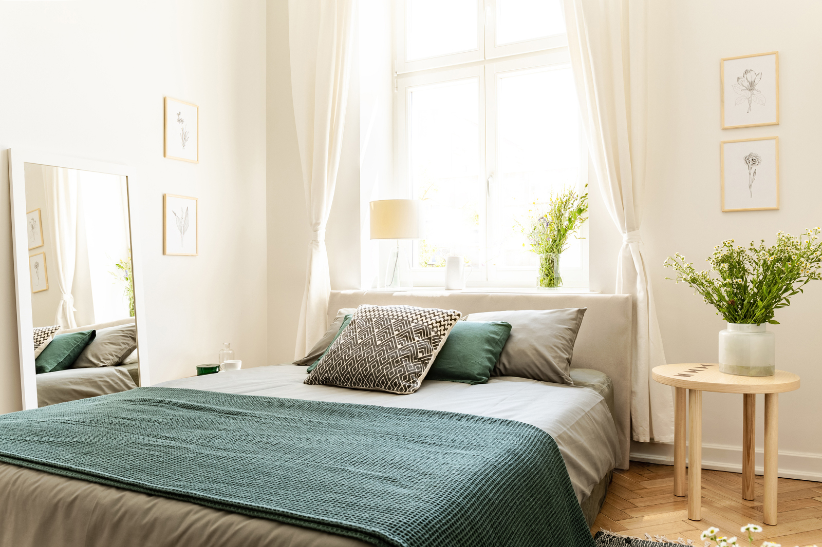 Best Practices For A Bed Under A Window In Feng Shui | Lovetoknow