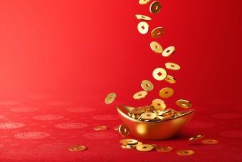 https://cf.ltkcdn.net/feng-shui/images/std-xs/211663-340x227-Gold-Coins-Dropping-on-Gold-Sycee---Yuanbao.jpg