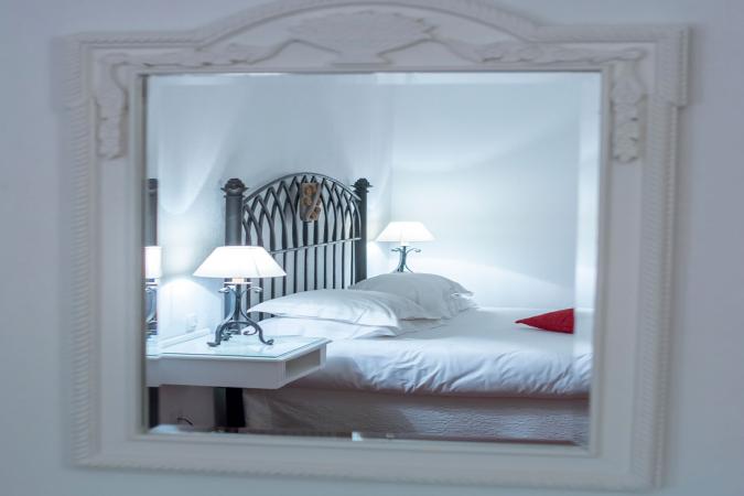 feng shui mirror in bedroom