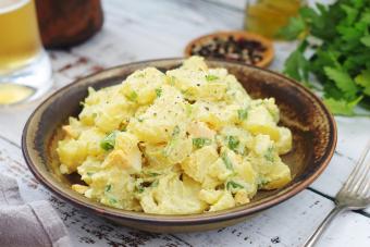 https://cf.ltkcdn.net/food-drink/ingredients-supplies/images/slide/360949-850x567-potato-salad_2643958059.jpg