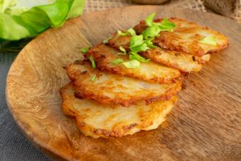 https://cf.ltkcdn.net/food-drink/ingredients-supplies/images/slide/360950-850x567-potato-pancakes_1506432104.jpg