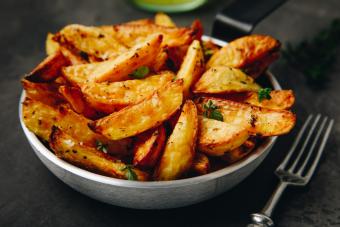 https://cf.ltkcdn.net/food-drink/ingredients-supplies/images/slide/360952-850x567-potato-wedges_2207930701.jpg