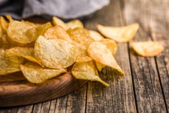 https://cf.ltkcdn.net/food-drink/ingredients-supplies/images/slide/360953-850x567-potato-chips_2476600735.jpg