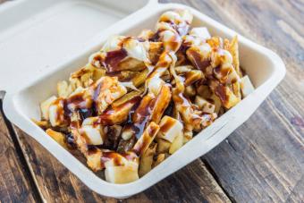 https://cf.ltkcdn.net/food-drink/ingredients-supplies/images/slide/360958-850x568-poutine_1426096343.jpg
