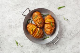 https://cf.ltkcdn.net/food-drink/ingredients-supplies/images/slide/360959-850x567-hasselback-potatoes_2466102951.jpg