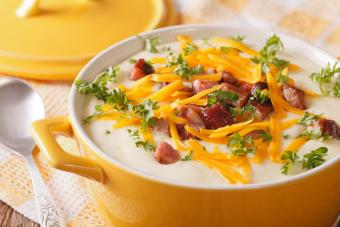 https://cf.ltkcdn.net/food-drink/ingredients-supplies/images/slide/360960-850x567-baked-potato-soup_448545148.jpg