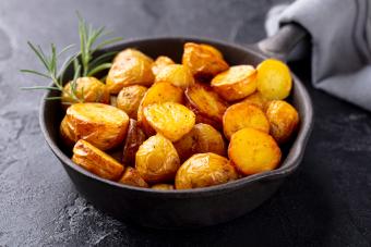https://cf.ltkcdn.net/food-drink/ingredients-supplies/images/slide/360962-850x567-roasted-baby-potatoes_1494177410.jpg