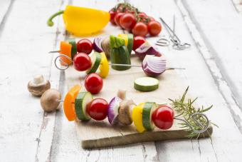 https://cf.ltkcdn.net/food-drink/meal-ideas/images/slide/339634-850x566-rainbow-veggie-kabobs-1074281324.jpg