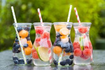 https://cf.ltkcdn.net/food-drink/meal-ideas/images/slide/339646-850x566-fruit-infused-water-668766679.jpg