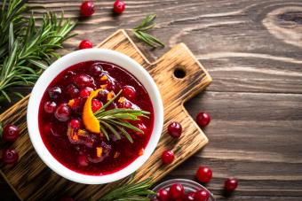 https://cf.ltkcdn.net/food-drink/meal-ideas/images/slide/361122-850x567-cranberry-sauce_1318144856.jpg