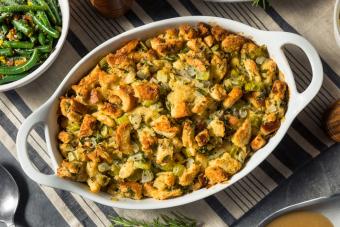 https://cf.ltkcdn.net/food-drink/meal-ideas/images/slide/361123-850x567-thanksgiving-stuffing_2066904212.jpg