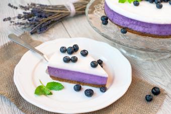 https://cf.ltkcdn.net/food-drink/recipes/images/slide/344008-850x567-blueberry-cheesecake-1141872320.jpg