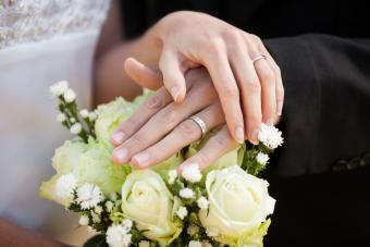 https://cf.ltkcdn.net/fun/images/slide/201830-850x567-Wedding-rings-and-bouquet.jpg