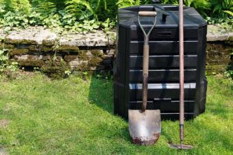 https://cf.ltkcdn.net/garden/images/slide/112159-849x565-05compost.jpg