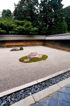 Glass mulch can be used to create vivid colors in landscaping.