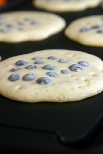 https://cf.ltkcdn.net/gluten/images/slide/75413-566x848-addblueberries.jpg