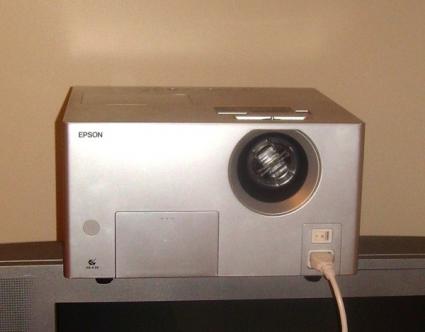 Projector and projector lamp