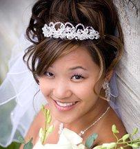 Bride wearing pearl hair piece and veil