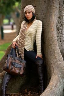 model with two toned handbag