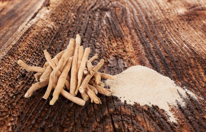 Ashwagandha roots and powder