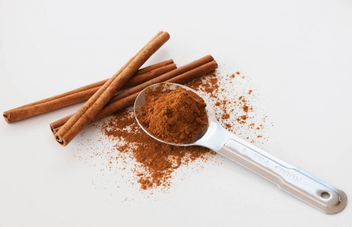 Cinnamon stick and cinnamon powder