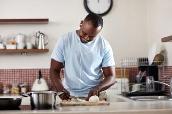 https://cf.ltkcdn.net/home/cleaning/images/slide/360969-850x566-chopping-onions_2485614117.jpg