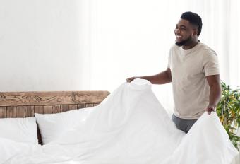 https://cf.ltkcdn.net/home/cleaning/images/slide/360972-850x579-make-bed_1785137627.jpg