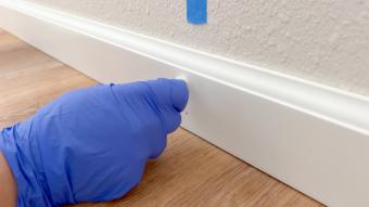 https://cf.ltkcdn.net/home/cleaning/images/slide/360976-850x478-baseboards_2661145051.jpg